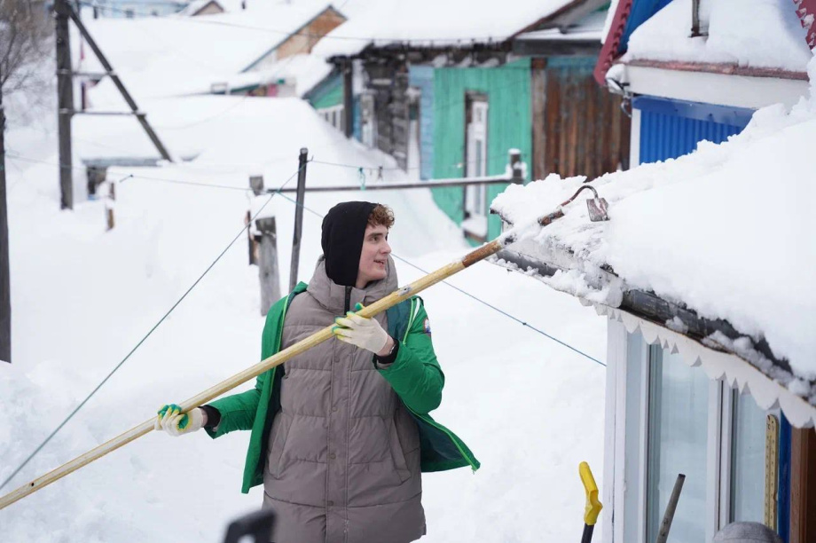Тёплая помощь в снежном хаосе: камчатская молодежь взяла на себя заботу о самых уязвимых. Фото: kamgov.ru. Фотография 6