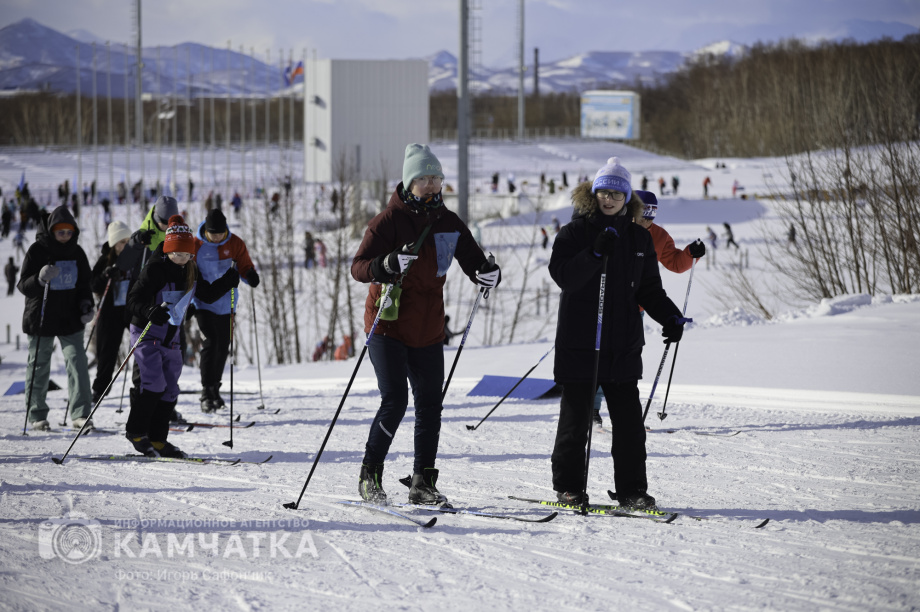 Лыжня России 2026 на Камчатке: полторы тысячи участников объединились на старте. Фото: «Камчатка Сегодня» \ Игорь Сафончик. Фотография 40