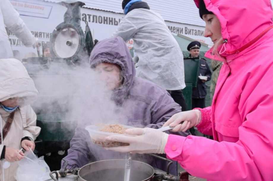 Праздник с техникой и кашей для детей участников СВО провели камчатские силовики . Фото: kamgov.ru. Фотография 3
