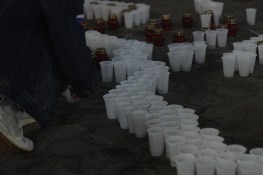 На Камчатке из семи с половиной тысяч свечей выложили «Огненную картину войны». Фото: kamgov.ru. Фотография 12