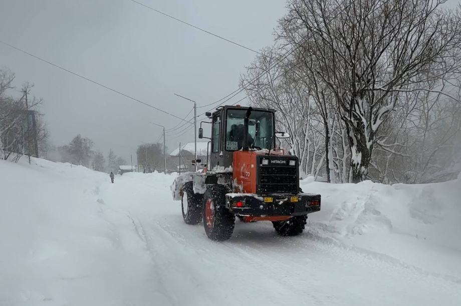 Петропавловск продолжает борьбу со снегом. . Фотография 3
