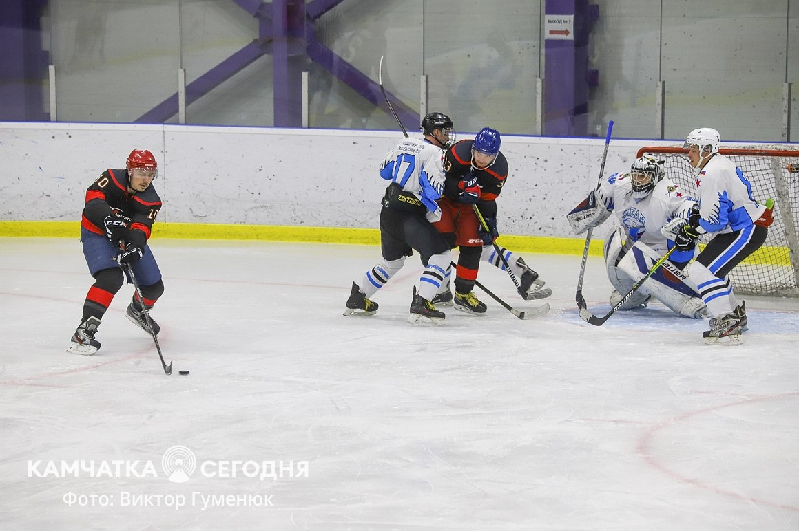 Чемпионат по хоккею среди взрослых команд стартовал на Камчатке. Фото: Виктор Гуменюк\ИА "Камчатка". Фотография 12
