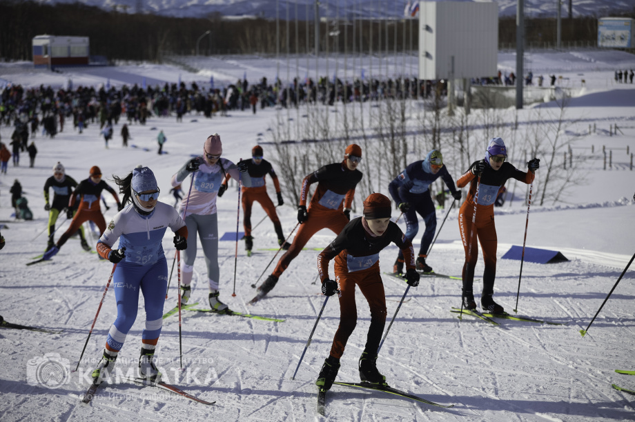 Лыжня России 2026 на Камчатке: полторы тысячи участников объединились на старте. Фото: «Камчатка Сегодня» \ Игорь Сафончик. Фотография 27