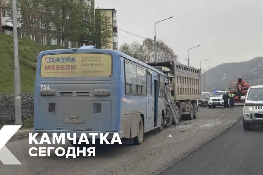 В Петропавловске грузовик и автобус столкнулись на участке дорожных работ. . Фотография 2