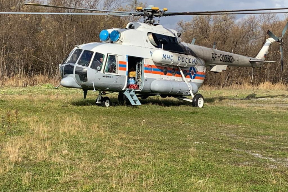 Воду и необходимые продукты доставили в Камчатское село Соболево вертолётом МЧС . Фото: kamgov