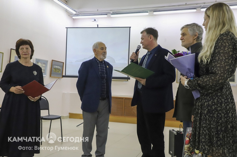 Открытие персональной юбилейной выставки Виталия Шохина «Мой вернисаж» на Камчатке. Фоторепортаж. Фото: Виктор Гуменюк\ИА "Камчатка". Фотография 45
