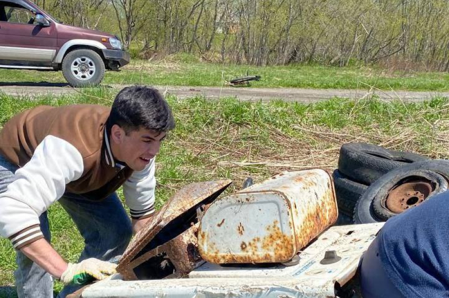 Более 700 килограмм мусора собрали в Сосновке на Камчатке в рамках экологической акции. Фото: АЕМР. Фотография 4