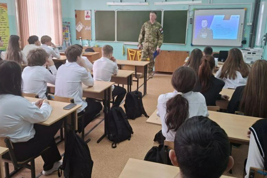 Герои СВО провели уроки мужества для школьников Камчатки. Фото: kamgov.ru. Фотография 3