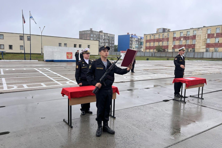 Курсанты военного учебного центра на Камчатке приняли военную присягу. Фото: КГТУ. Фотография 2