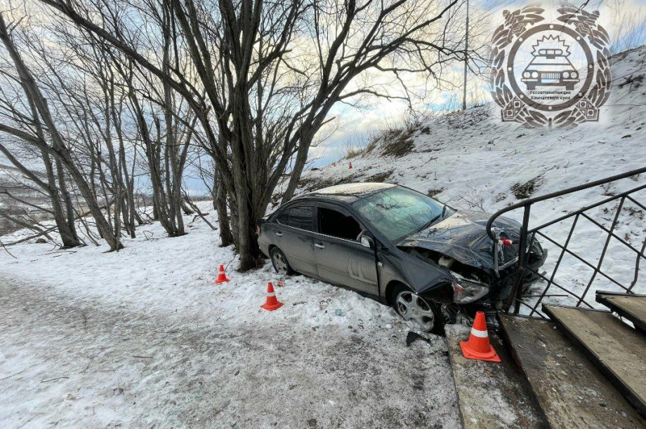 Автомобиль улетел в обрыв на Камчатке. . Фотография 1