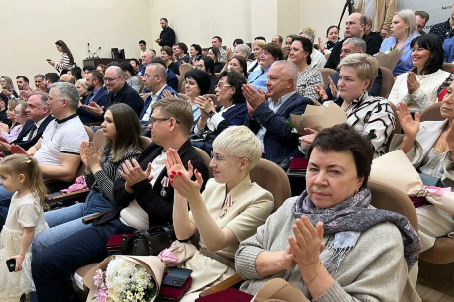 Героическим медикам на Камчатке вручили высокие государственные награды. Фото: kamgov.ru. Фотография 1