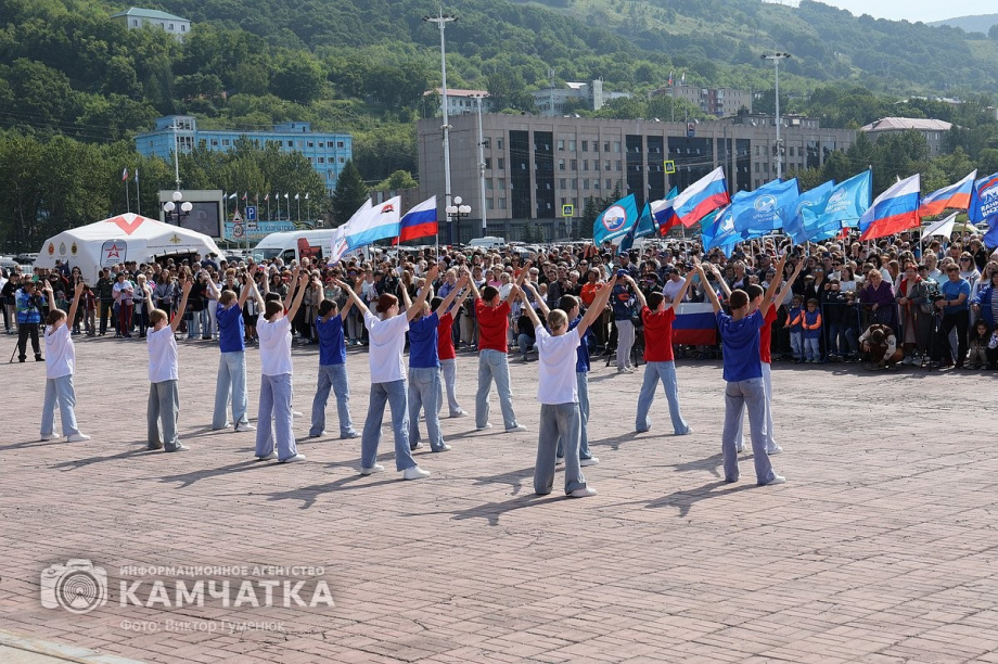 Триколор на главной площади Петропавловска-Камчатского - главный герой и триумфатор  . Фото: ИА «Камчатка» \ Виктор Гуменюк. Фотография 46