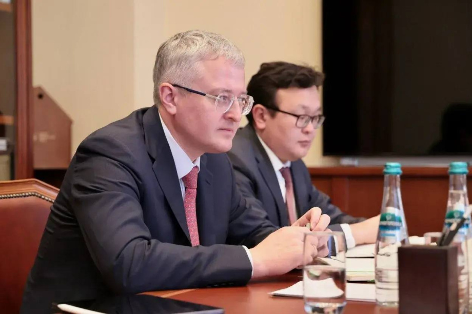 Губернатор Солодов обсудил с главой Минвостокразвития ключевые стройки года в Петропавловске. . Фотография 3