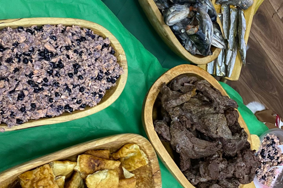 Гостей корякского праздника “Хололо” на Камчатке угостили национальными деликатесами. Фото: тг-канал "Камчатский Север". Фотография 8