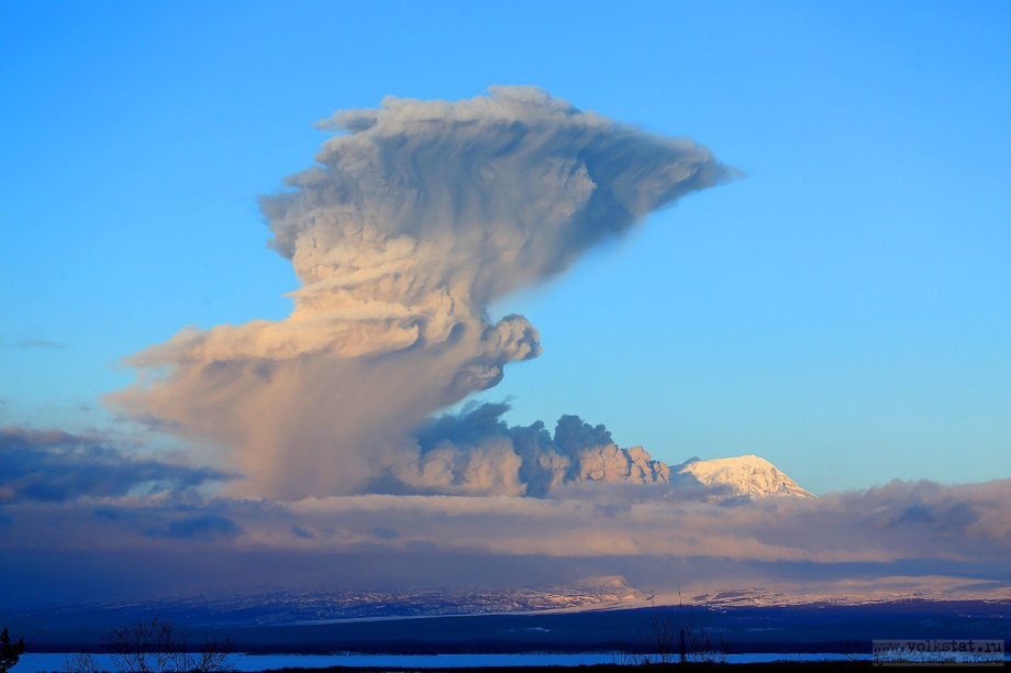 Вулкан Шивелуч на Камчатке выбросил столб пепла на высоту 7 километров. Фото: Юрий Демянчук. Фотография 1