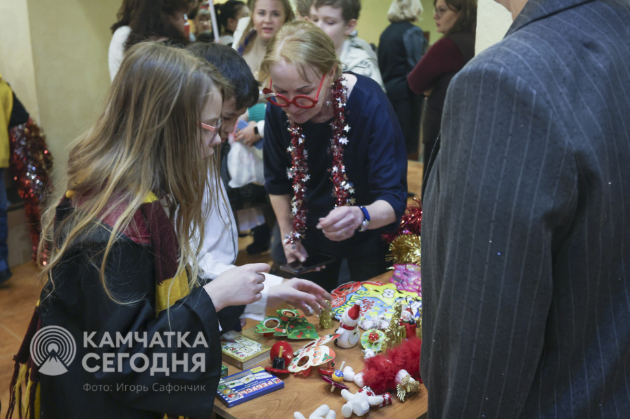 Пятьсот детей побывали на Губернаторской ёлке на Камчатке. Фото: ИА «Камчатка»/Игорь Сафончик. Фотография 19