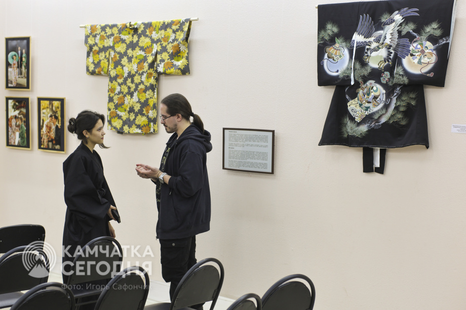 В Камчатском художественном музее открылась выставка о Японии. Фото: «Камчатка Сегодня»/Игорь Сафончик. Фотография 40