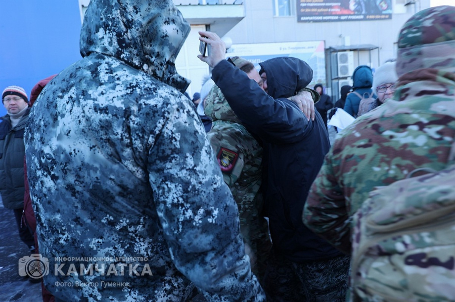 Это радость со слезами на глазах — самолёт с мобилизованными бойцами СВО прилетел на Камчатку. Фото: Виктор Гуменюк . Фотография 39