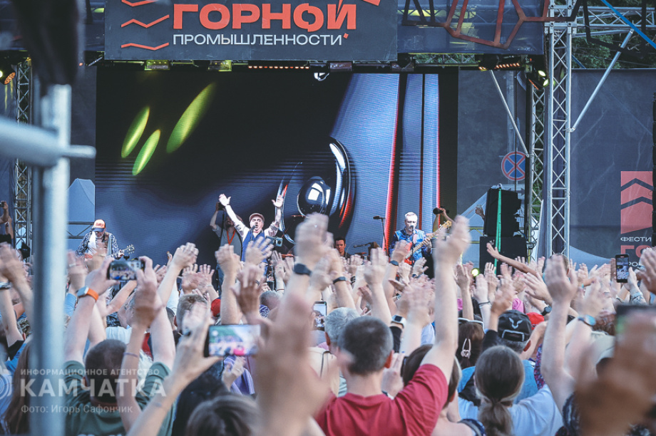 Концерт группы «Чайф» отгремел на главной площади Петропавловска-Камчатского: . Фото: «Камчатка Сегодня» \ Игорь Сафончик. Фотография 72
