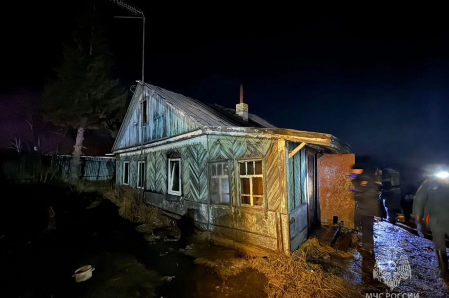 Пожар в частном доме на Камчатке унес жизни двоих людей. Фото: ГУ МЧС России по Камчатскому краю. Фотография 1