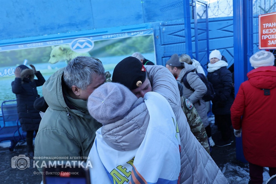 Это радость со слезами на глазах — самолёт с мобилизованными бойцами СВО прилетел на Камчатку. Фото: Виктор Гуменюк . Фотография 63