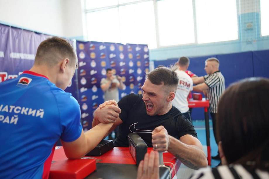 Чемпионат и Первенство по армрестлингу провели на Камчатке. Фото: АЕМР. Фотография 2