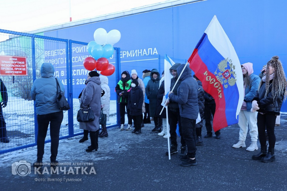 Это радость со слезами на глазах — самолёт с мобилизованными бойцами СВО прилетел на Камчатку. Фото: Виктор Гуменюк . Фотография 20