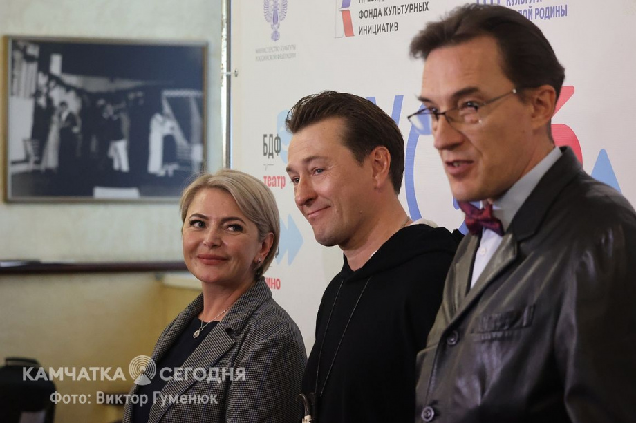 Встреча народного артиста РФ Сергея Безрукова с камчатскими журналистами. Фоторепортаж. Фото: Виктор Гуменюк. Фотография 11
