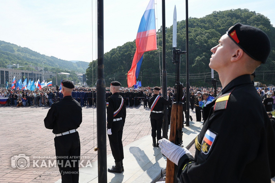 Триколор на главной площади Петропавловска-Камчатского - главный герой и триумфатор  . Фото: ИА «Камчатка» \ Виктор Гуменюк. Фотография 21