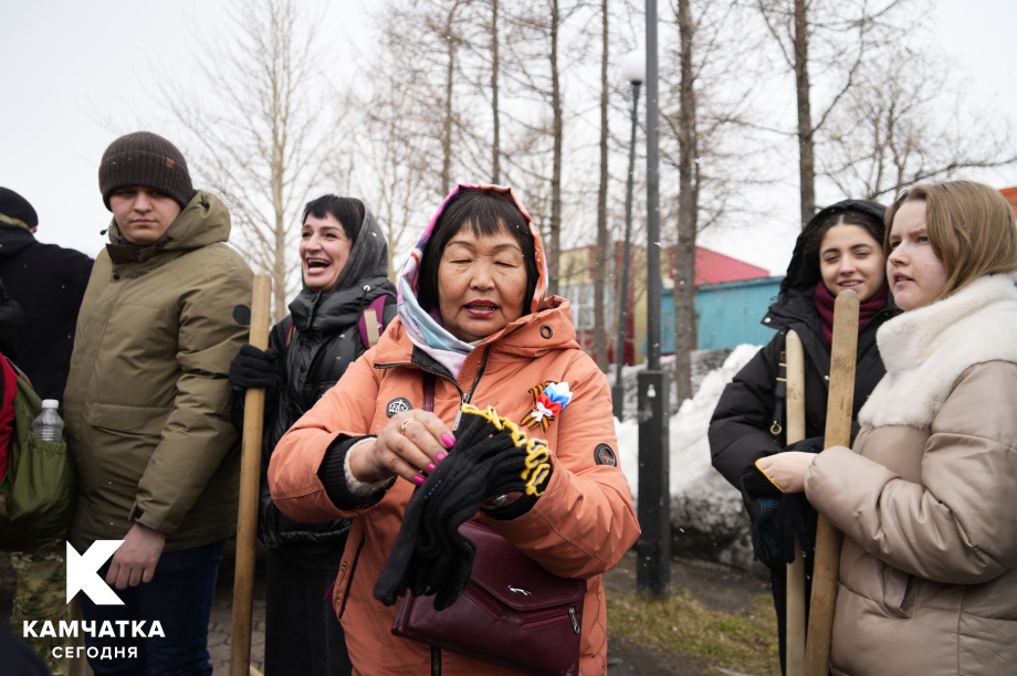 Четвёртый весенний субботник прошёл в Петропавловске-Камчатском. ИА Камчатка. Фотография 5