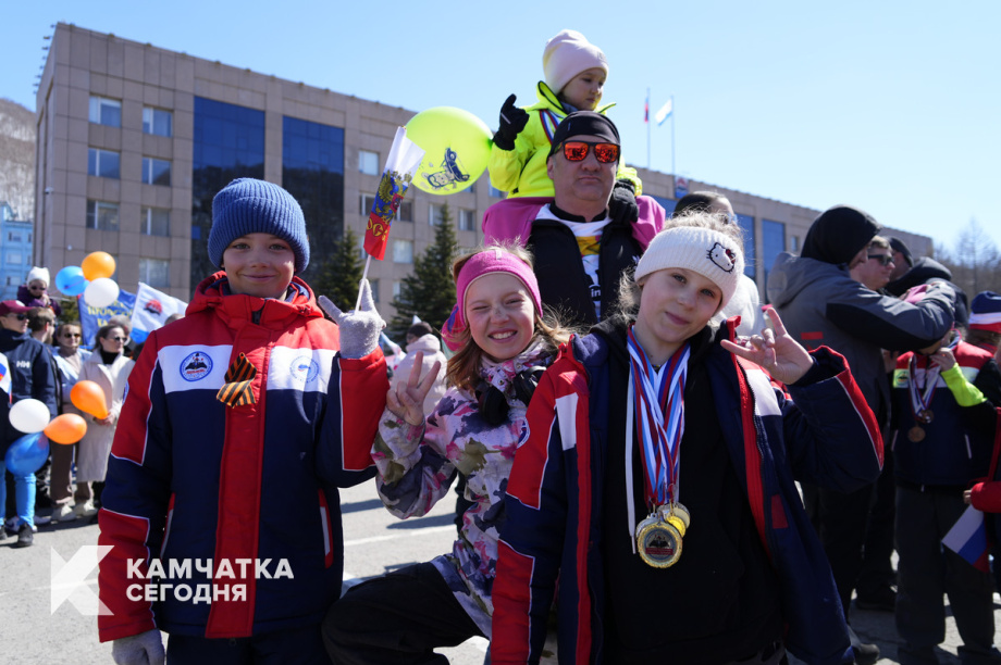 Тысячи камчатцев вышли на первомайское шествие на площади Ленина (фоторепортаж). Фото: ИА «Камчатка». Фотография 29