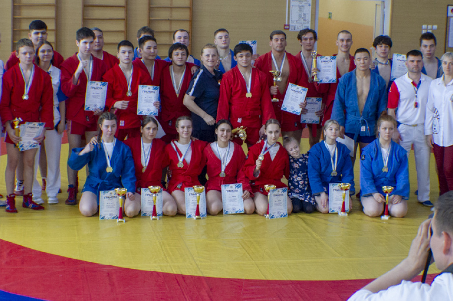 Борцы самбо на Камчатке встретились на ковре турнира ко Дню Победы. Фото: ИА «Камчатка». Фотография 1