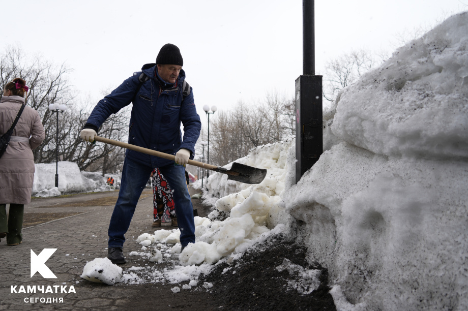 Четвёртый весенний субботник прошёл в Петропавловске-Камчатском. ИА Камчатка. Фотография 1