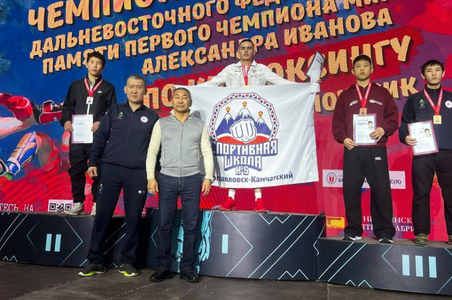 Камчатские спортсмены привезли медали высшей пробы с чемпионата ДФО по кикбоксингу. Фото организаторов. Фотография 4