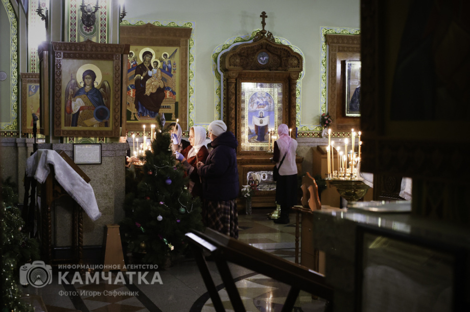Рождественская служба в соборе Святой Троицы на Камчатке (фоторепортаж). Фото: «Камчатка Сегодня» \ Игорь Сафончик. Фотография 9