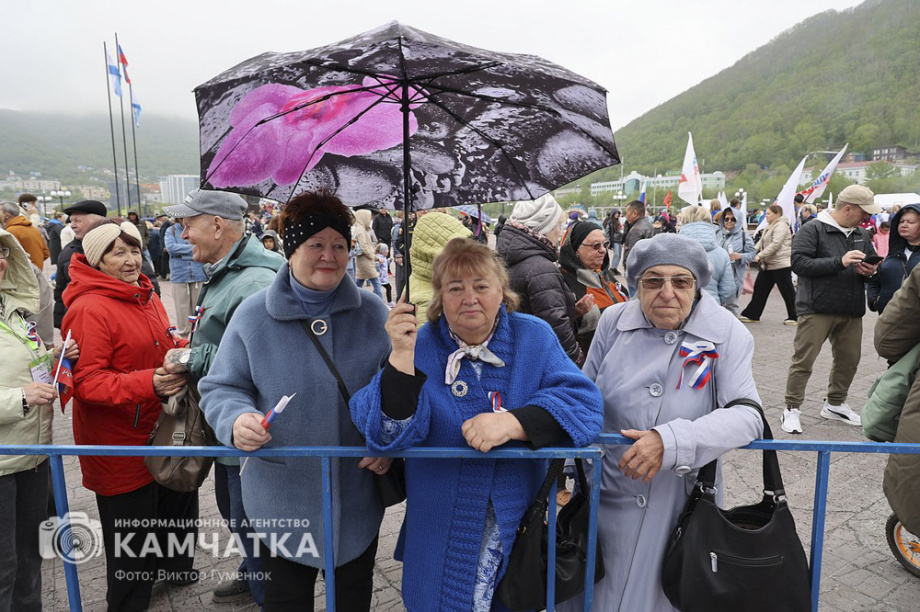 День России отметили на Камчатке многонационально, с митингом, концертом и детскими забавами. . Фотография 2