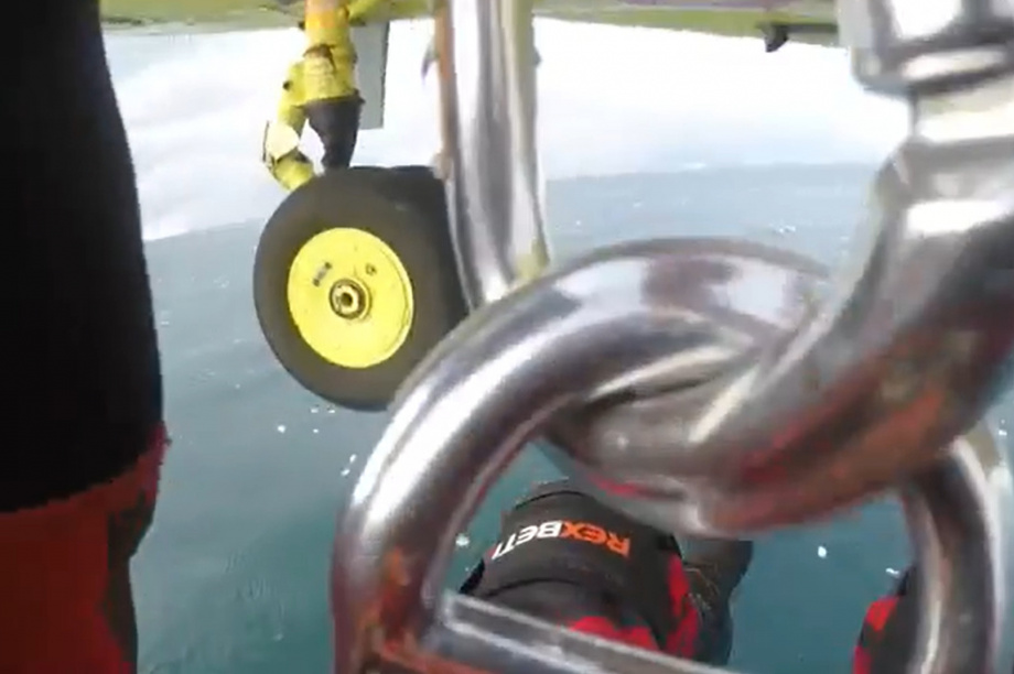 Моряка с сердечным приступом спасли на Камчатке. Скрин видео от С. Лебедева. Фотография 5