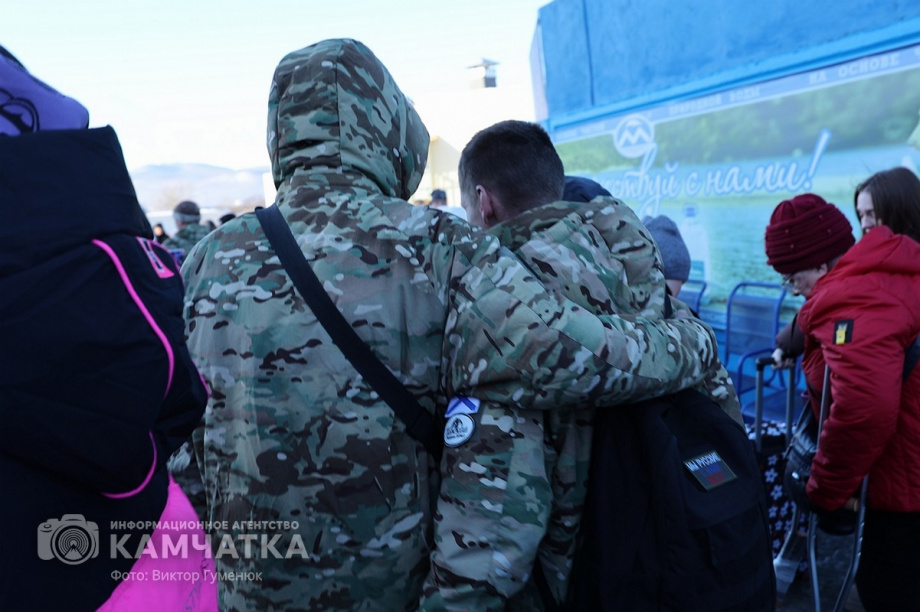 Это радость со слезами на глазах — самолёт с мобилизованными бойцами СВО прилетел на Камчатку. Фото: Виктор Гуменюк . Фотография 60