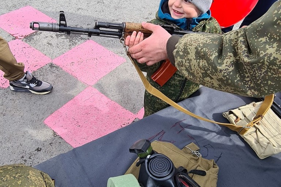 Камчатские дошкольники прошли торжественным маршем в честь Дня Победы. Фото: УФСБ России по Камчатскому краю. Фотография 4