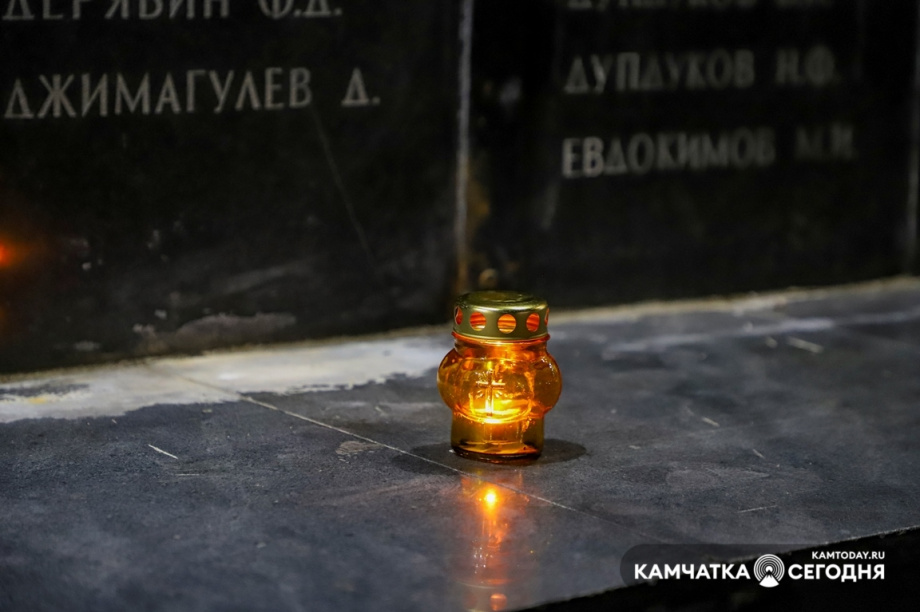 Ночью на Камчатке зажгли свечи в память о 80-летии начала войны. Фото: Виктор Гуменюк / информационное агентство "Камчатка". Фотография 7