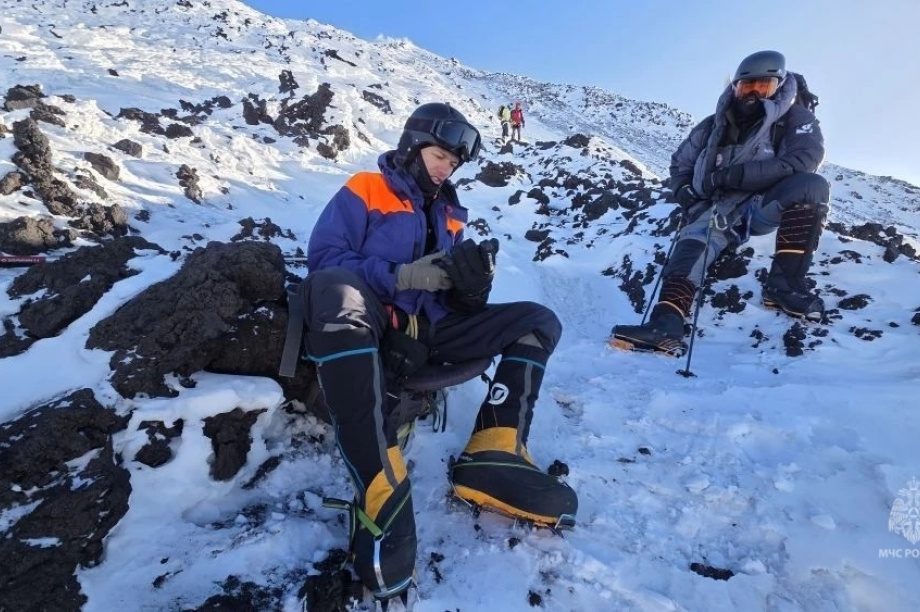 Спасатели МЧС водрузили флаг на вершине Ключевской Сопки на Камчатке. Фото: ГУ МЧС России по Камчатскому краю. Фотография 5