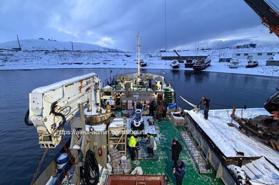 Судно «Василий Завойко» обеспечило камчатское село жизненно важными грузами. Фото: администрация Алеутского муниципального округа. Фотография 5