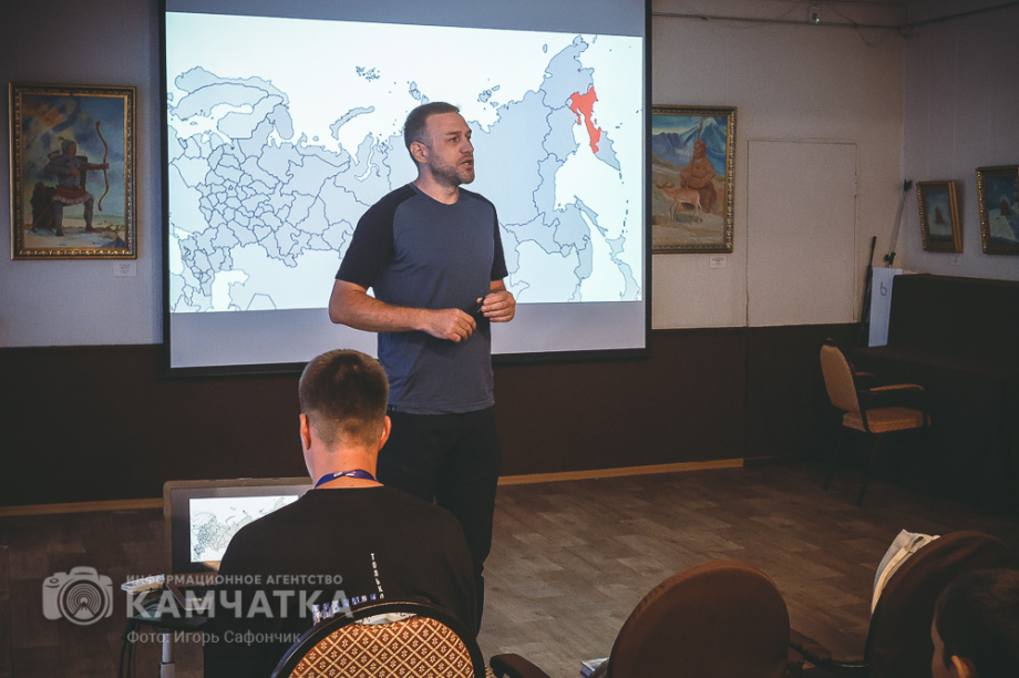 Российский мотопутешественник представил на Камчатке премьеру своего фильма о Командорах. Фото: «Камчатка Сегодня» \ Игорь Сафончик+. Фотография 21