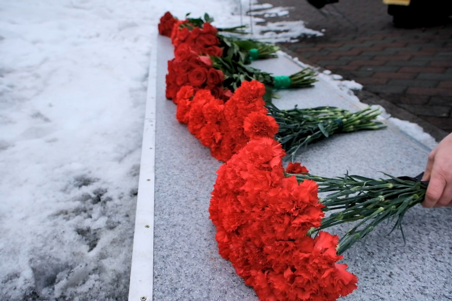 Дань памяти отдали погибшим морякам-подводникам в Вилючинске на Камчатке. фото: kamgov.ru