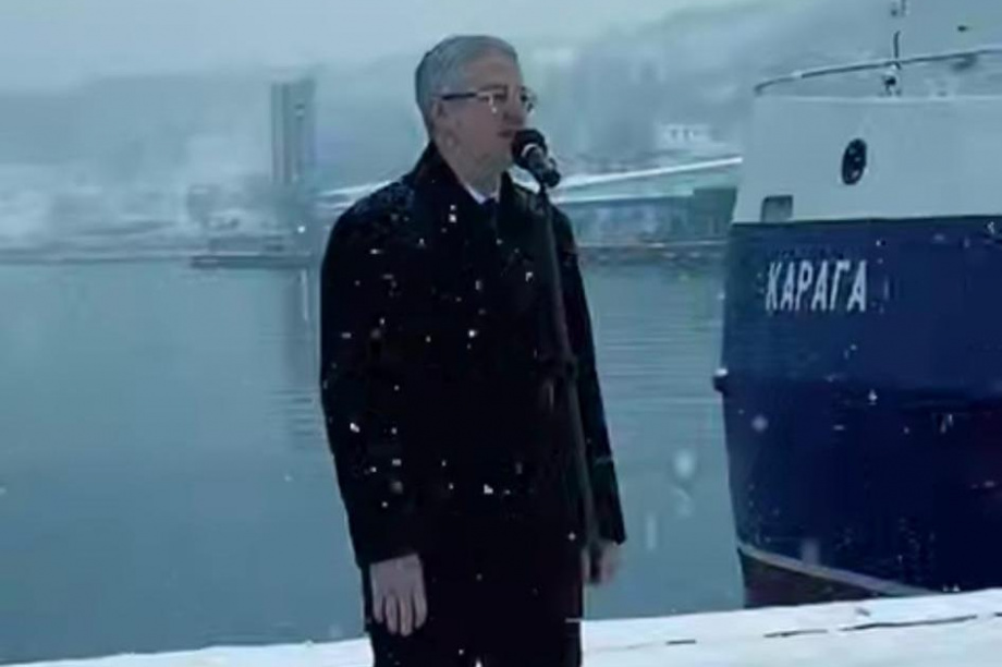 Государственный флаг РФ поднят на двух камчатских сейнерах. . Фотография 2