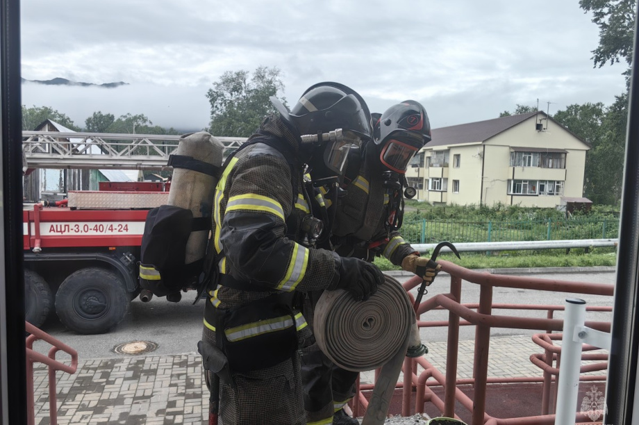 Камчатские пожарные отработали спасение постояльцев дома престарелых. Фото: ГУ МЧС России по Камчатскому краю. Фотография 10