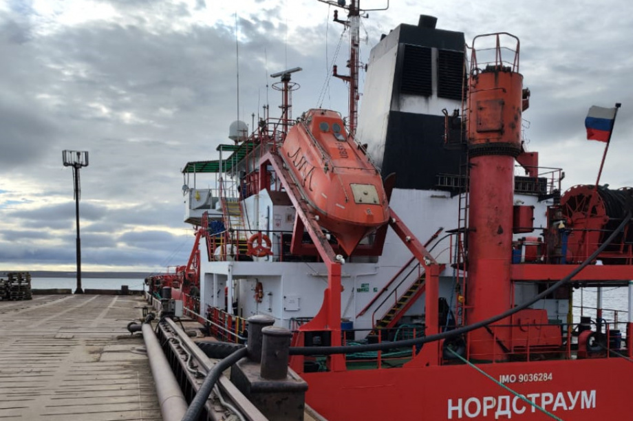 Военные коммунальщики завершают навигационный завоз топлива в отдаленные гарнизоны Камчатки. . Фотография 1