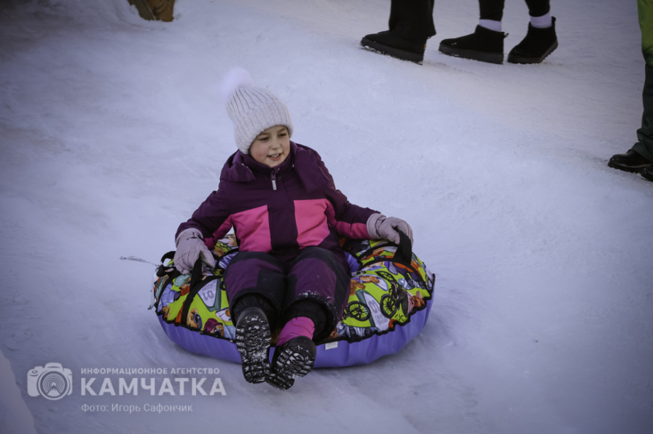 В Петропавловске-Камчатском продолжаются новогодние развлечения (фоторепортаж). Фото: «Камчатка Сегодня» \ Игорь Сафончик. Фотография 34