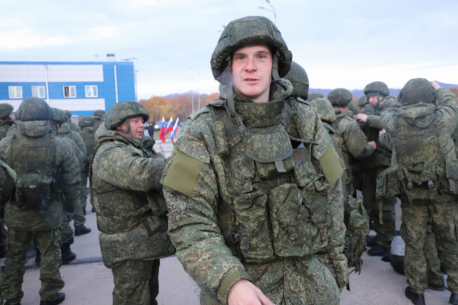 Мобилизованных жителей Камчатки торжественно проводили к месту несения службы. Фото: Виктор Гуменюк. Фотография 13