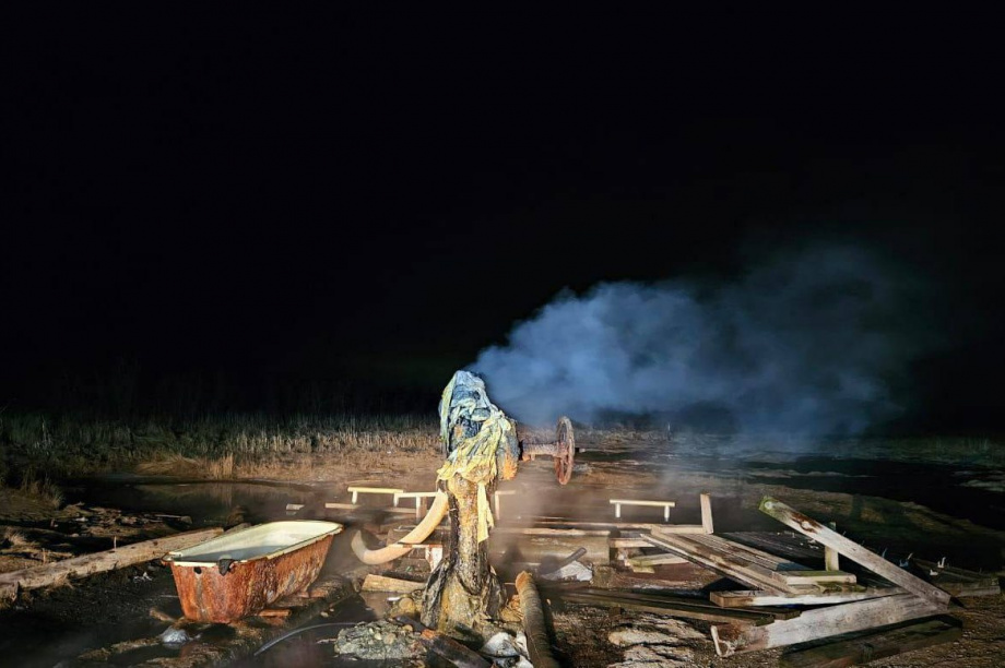 Всё поломано: В камчатские «Дикие озерки»  нагрянули неадекватные посетители. фото из соцсетей. Фотография 2